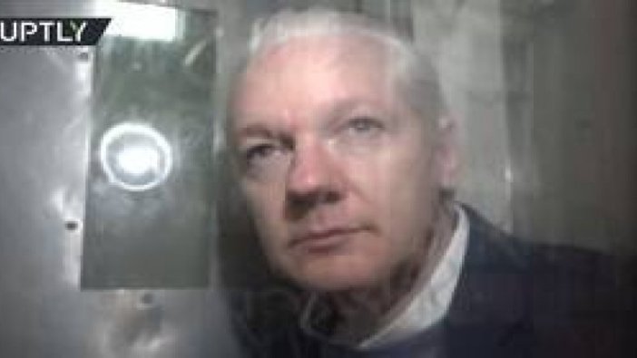 WikiLeaks Kurucusu Assange'ın cezaevi aracı görüntüleri yayınlandı