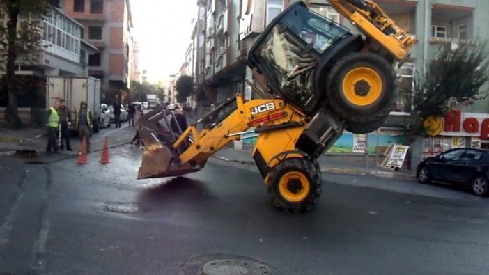 Avcılar'da ilginç görüntüler... Kepçeyle bakın ne yaptı!