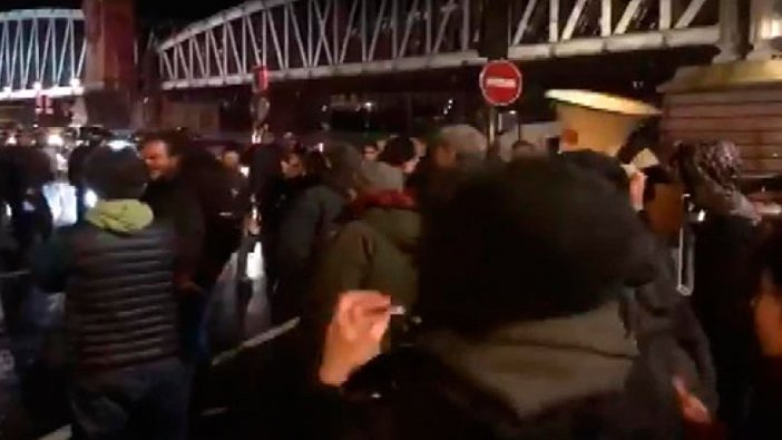 Macron tiyatrodayken protestocular binayı sardı