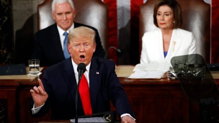 Herkes Trump'ı ayakta alkışlarken Pelosi'den dikkat çeken hareket!