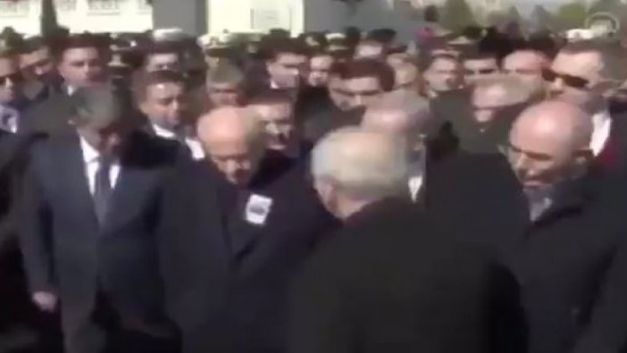 Devlet Bahçeli, Kemal Kılıçdaroğlu'nun elini sıkmadı!