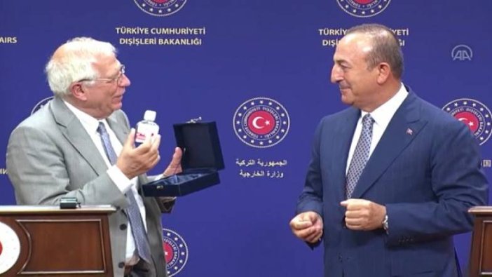 Çavuşoğlu AB temsilcisine öyle bir hediye verdi ki...