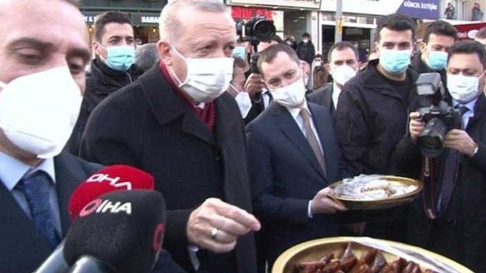 Erdoğan, Üsküdar’da vatandaşlara tatlı dağıttı