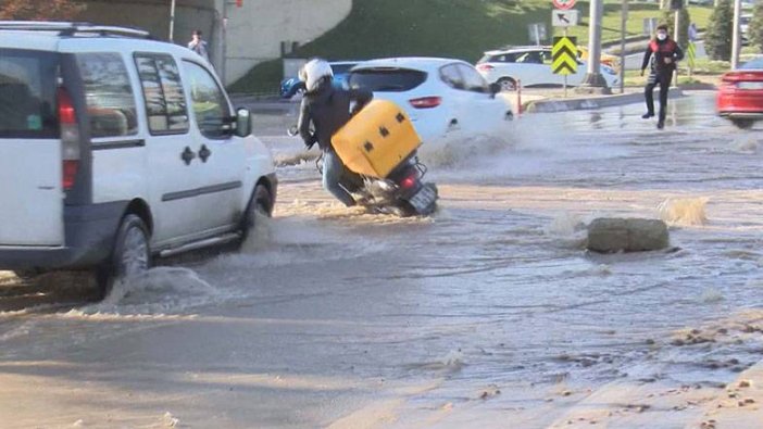 Bağcılar'da suru borusu patladı! Motosiklet böyle devrildi.