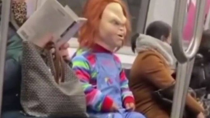 Katil bebek Chucky metroda dehşet saçtı