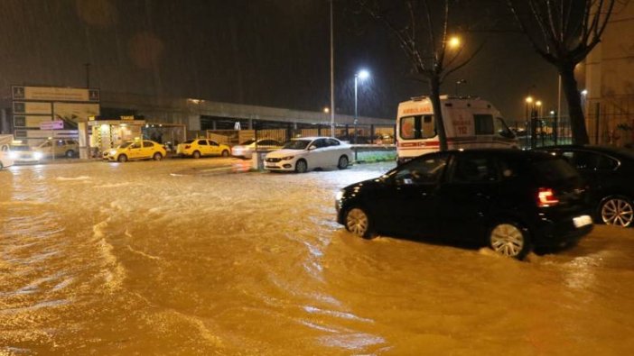 İzmir'de sağanak hayatı felç etti 