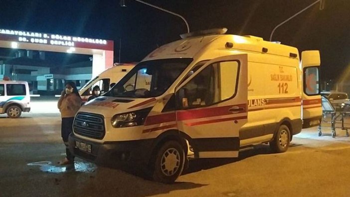 Alkollü sürücü ambulansa çarptı