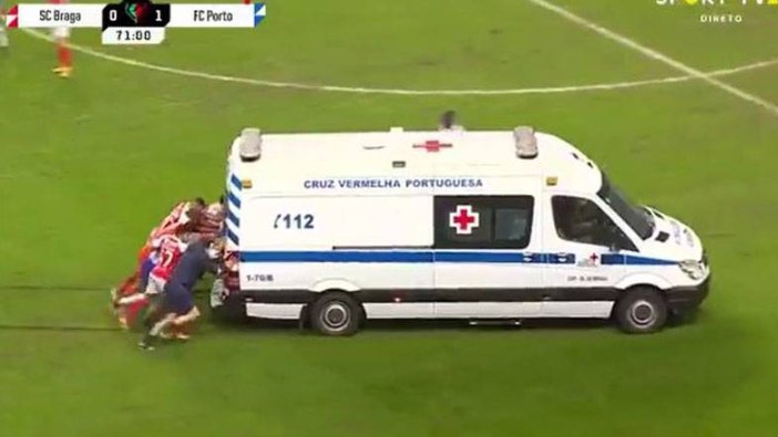 Futbolcular ambulans itme sırasında