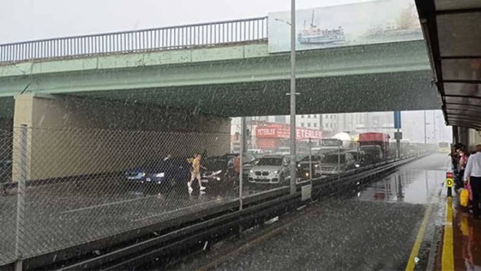 İstanbul'da kıyamet koptu! Yağmur doluya dönüştü