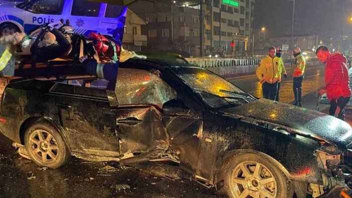 Kaza yaptı, otomobilde sıkışan kız arkadaşını bırakıp kaçtı