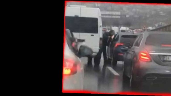 Eli bıçaklı maganda dehşeti! Trafikte terör estirdi