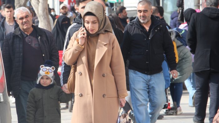 Vatandaşlar korona virüs tedbirlerini unuttu, maskeler çene altında kaldı