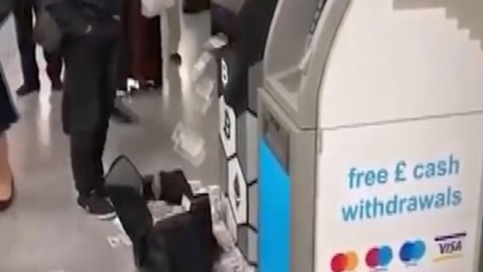 Arızalanan ATM para saçtı!