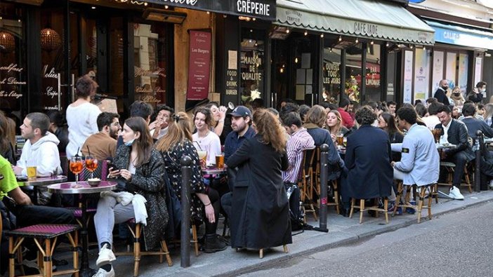 Fransa’da bazı kapalı alanlarda maske zorunluluğu kalktı