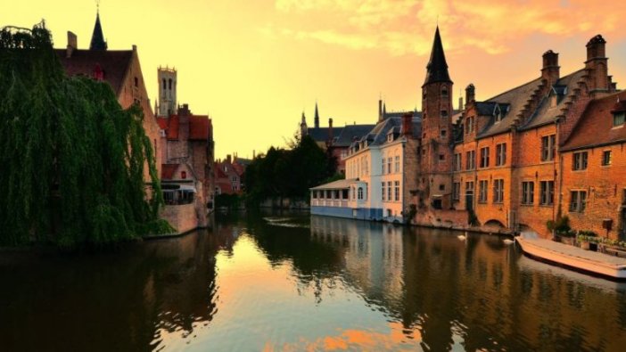 Bruges'den turist akınına isyan! "Disneyland'e dönüşmek istemiyoruz"