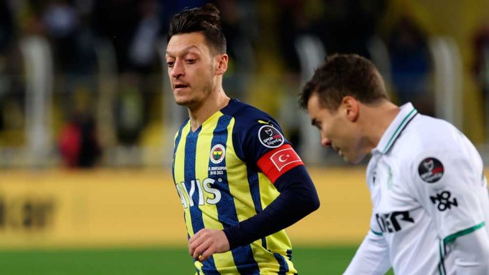 Özil için olay iddia! Küfürler edip krampon fırlattı