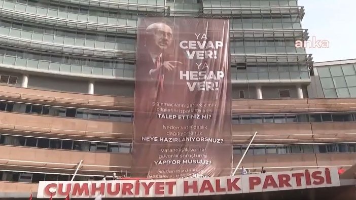 CHP Genel Merkezi’ne sığınmacılar hakkında 4 soruluk pankart