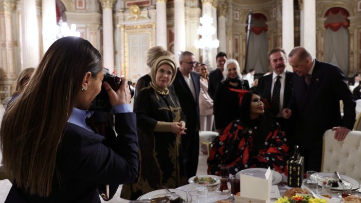 Cumhurbaşkanı Erdoğan ve eşi Emine hanım, Hülya Avşar'a poz verdiler