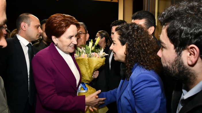 Akşener Antalya'da 'Kahrolsun istibdat, yaşasın hürriyet' slonganlarıyla karşılandı