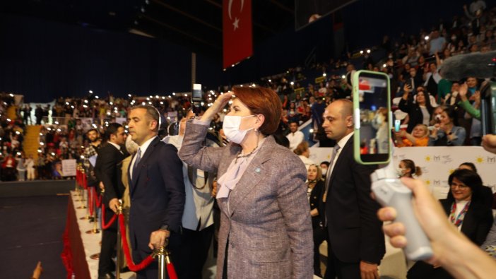 Meral Akşener 'Anneler Günü' etkinliğinde Başbakan Meral sloganlarıyla karşılandı