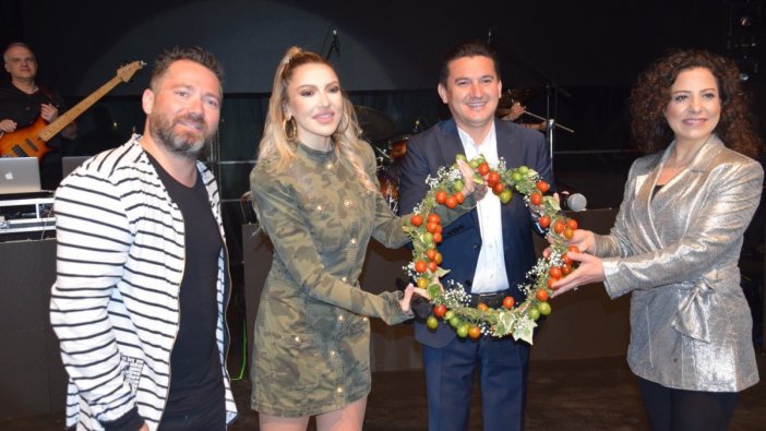 Hadise, Antalya'da ''Domates Güzeli'' seçildi