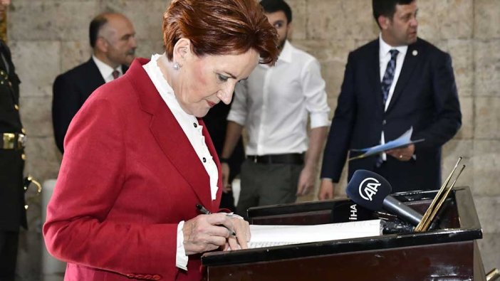 Akşener'den gençlerle birlikte Anıtkabir ziyareti