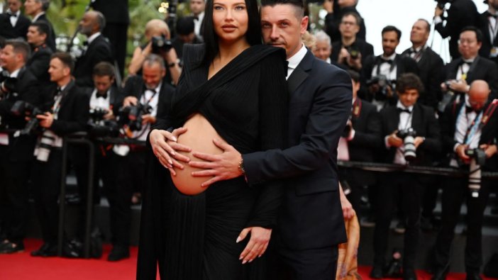 Adriana Lima'nın kostümü, Cannes film festivaline damga vurdu