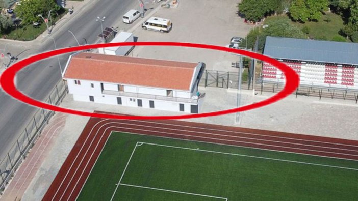 Bakanlık da bunu yaparsa...Gizlice dikildi, belediye yıkmak için harekete geçti