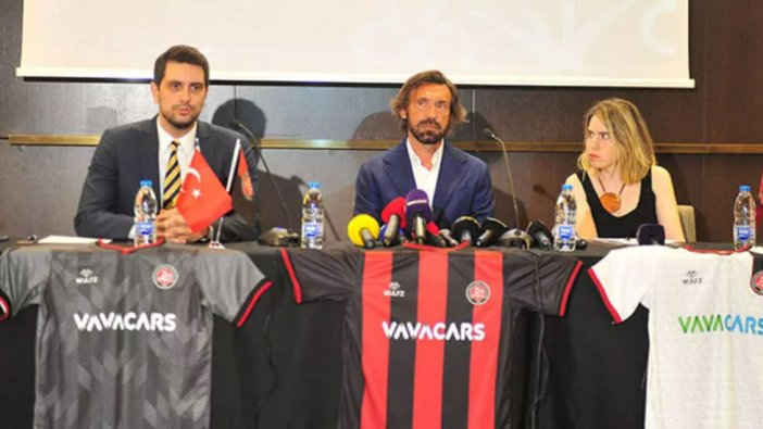 Andrea Pirlo imzayı attı