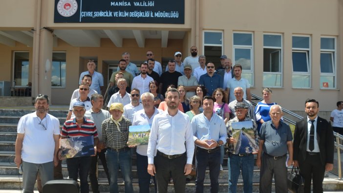 İYİ Partili Akan’dan Çevre Şehircilik İl Müdürlüğü önünde basın açıklaması