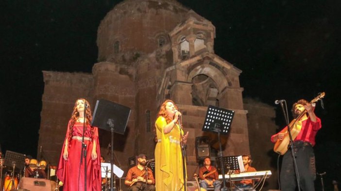 Akdamar Adası'nda çok dilli konser şenliği!