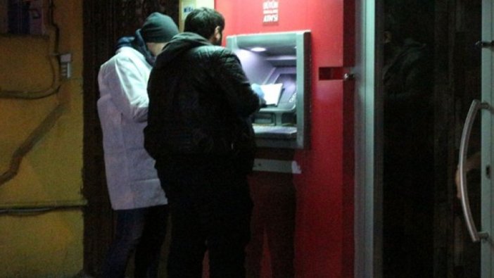 Bankalardan hesaplara bloke oyunu: Maaşını çekmek isteyenler şoka uğradı!