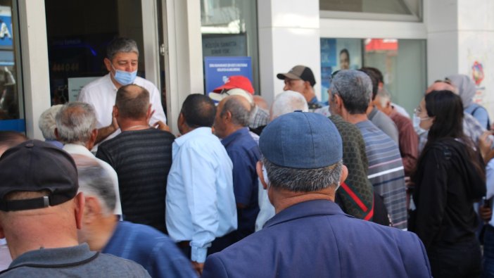 Emekli promosyonlarında kritik tarih: Rakamı duyan bankaya akın etti, izdiham oluştu