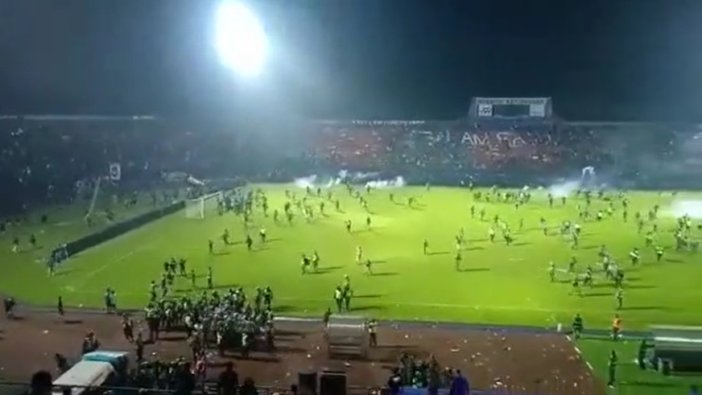 Futbol müsabakasında dehşet: 127 kişi hayatını kaybetti... İşte o anlar