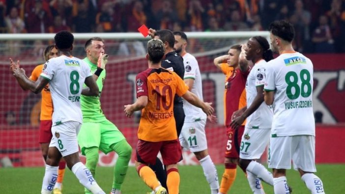 Galatasaray, hakem kararlarının damga vurduğu maçtan 1 puanla ayrıldı