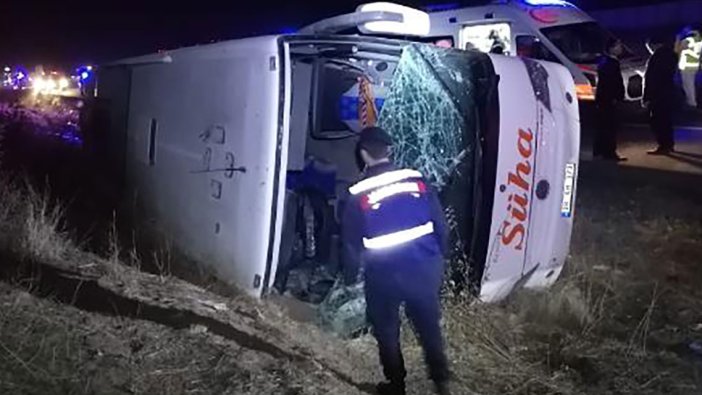 Ankara'da Yeniden Refah Partilileri taşıyan otobüs devrildi