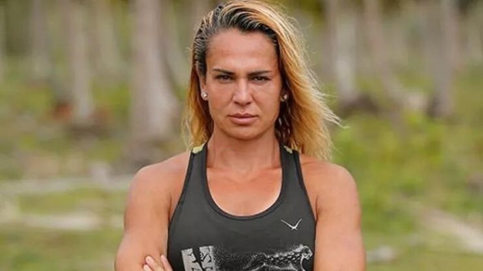 Survivor'ın Nagihan'ı dekoltesiyle mest etti!