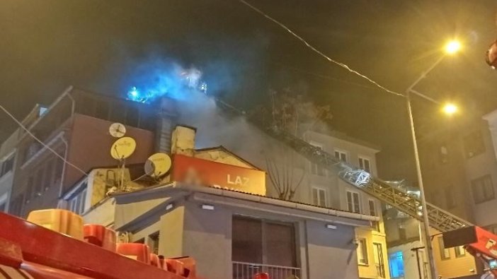 Beyoğlu’nda ahşap bina alev alev yandı!