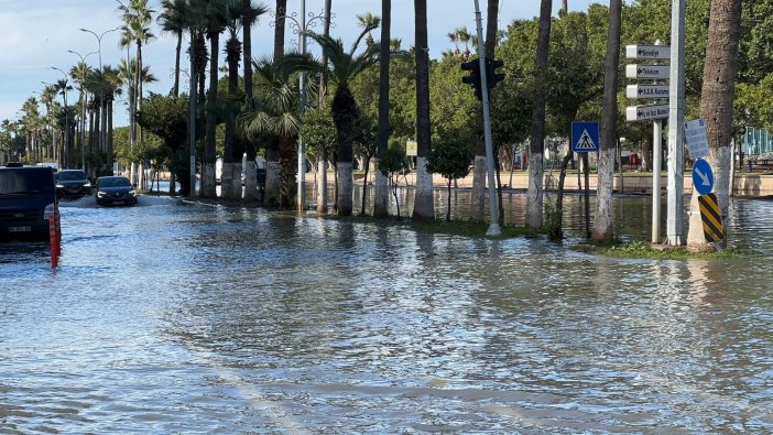 Felaketler bir bir geliyor: İskenderun şimdi de sular altında!