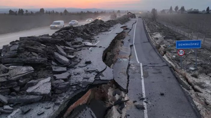 Son hali havadan görüntülendi: Deprem sonrası dev çukurlar oluştu!