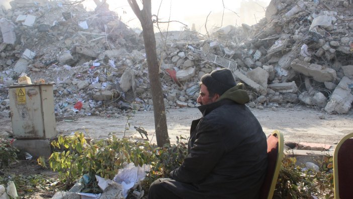 Ailesinden 15 kişiyi kaybetti: Son akrabası için enkaz önünde umutla bekliyor!