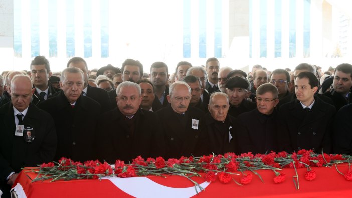 Erdoğan ve Kılıçdaroğlu aynı karede: Deniz Baykal'ın cenazesinde soğuk rüzgarlar esti!