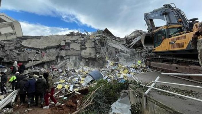 Konuştuğu kişinin depremzede olduğunu anlayınca dolandırmaktan vazgeçip bir de uyardı