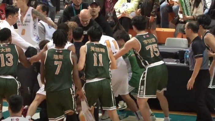 Basketbol Ligi'nde dev kavga: Maç bitimine 1 dakika kala ortalık savaş alanına döndü!
