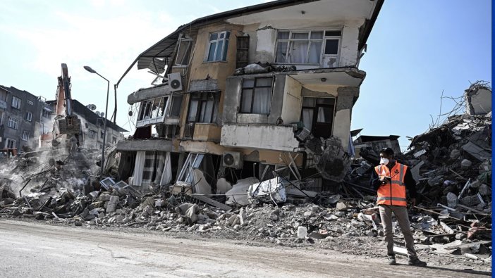 Antakya ve Defne'de 54 binanın enkazı kaldırılıyor!