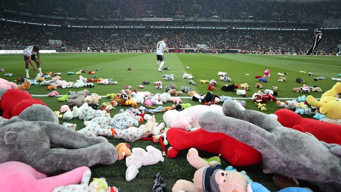 Beşiktaş taraftarı, depremzede çocuklar için sahayı oyuncaklarla donattı
