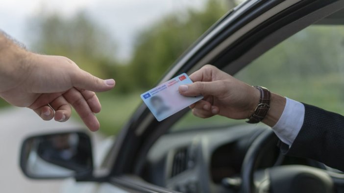 30 yaşından büyük olan ehliyet sahipleri dikkat! Büyük cezası var mutlaka yaptırın