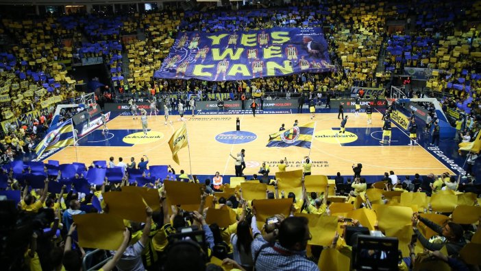 Fenerbahçe tribünlerinde yeşil sahadan sonra parkede de ''hükümet istifa'' sesleri!