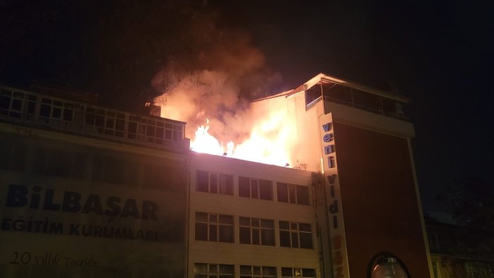 4 katlı binanın çatı katında yangın!