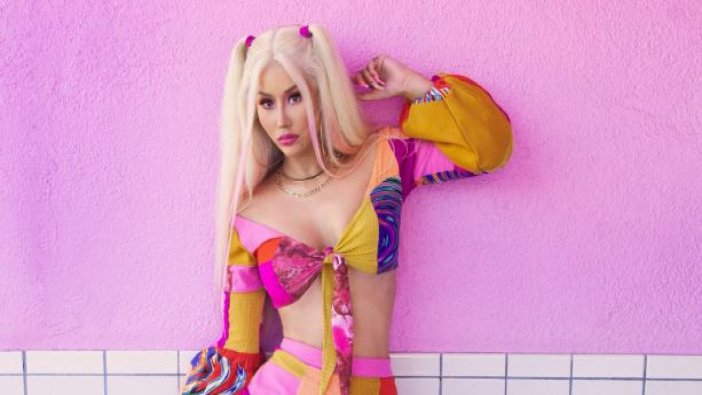 Erotik pozlar veren Iggy Azalea amacını açıkladı! ''Ben asla kullanmam'' demişti